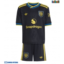 Camisa de Futebol Manchester United Equipamento Alternativo Infantil 2025-26 Manga Curta (+ Calças curtas)